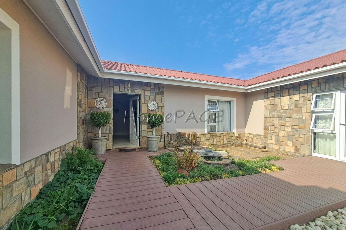 Central, Walvis Bay:  Spacious, Attractive 4 Bedroom home in popular area - Photo 2