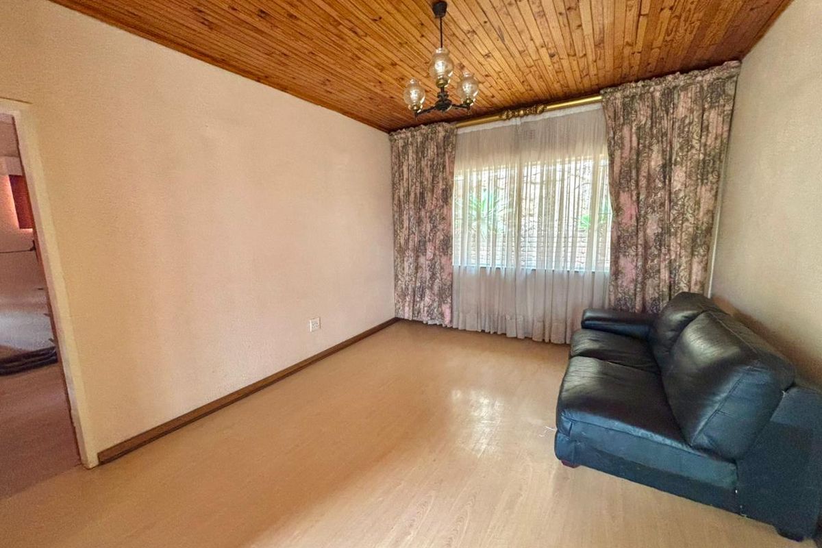 3 Bedroom Family Home with Scenic Views, Entertainment Spaces, and Unique Character In The Glenvista Hills - Photo 4