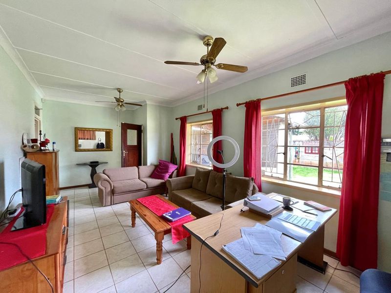 Beautiful Home in a Quiet Street - Photo 3