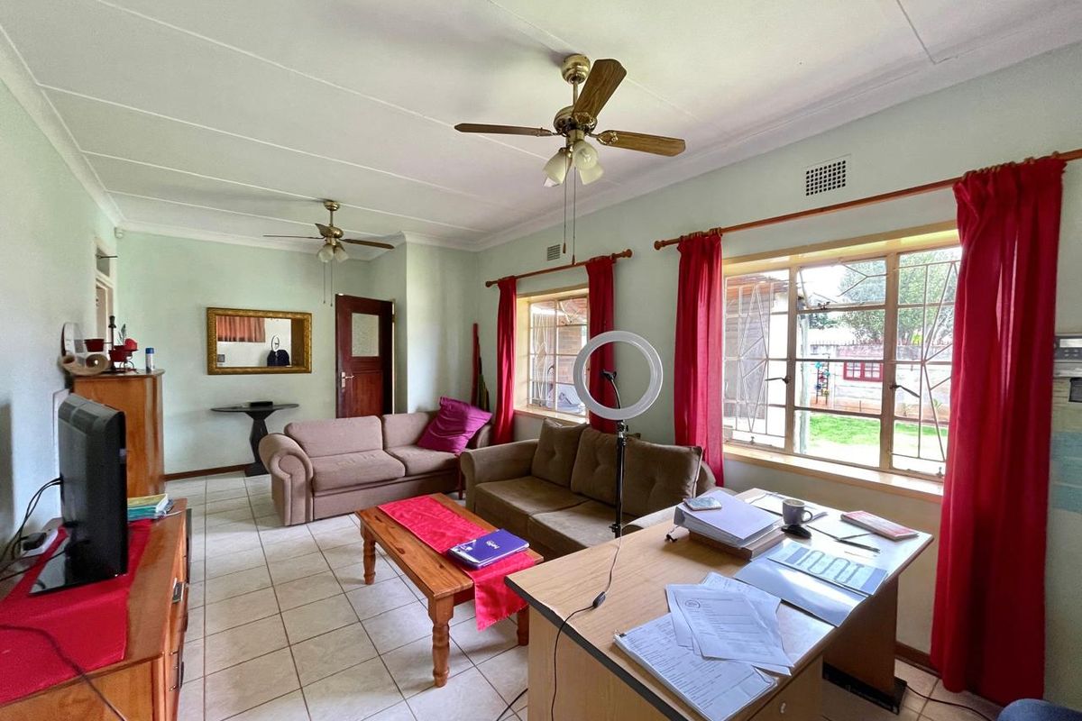 Beautiful Home in a Quiet Street - Photo 3