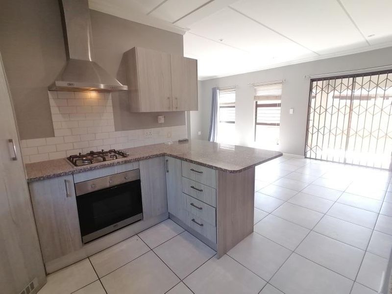Stunning 3 bed garden apartment at Twenty on Furrow Homes Haven - Photo 4