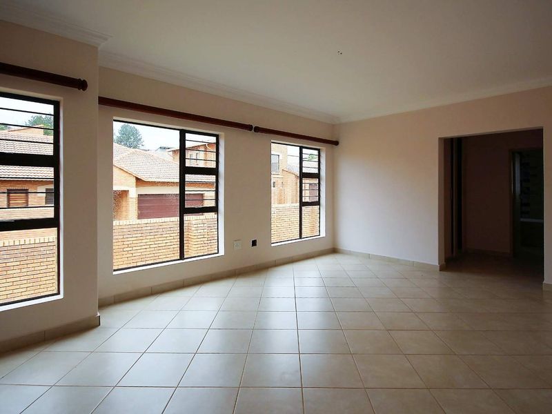 Spacious 3 Bedroom Duplex with Double Lockup Garage - Photo 8