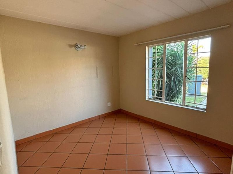 Stunning two bedroom apartment in Moreleta Park - Photo 10