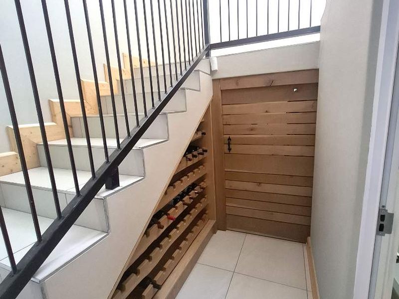 Lock-up and Go Family Home for the Connoisseur - Photo 2