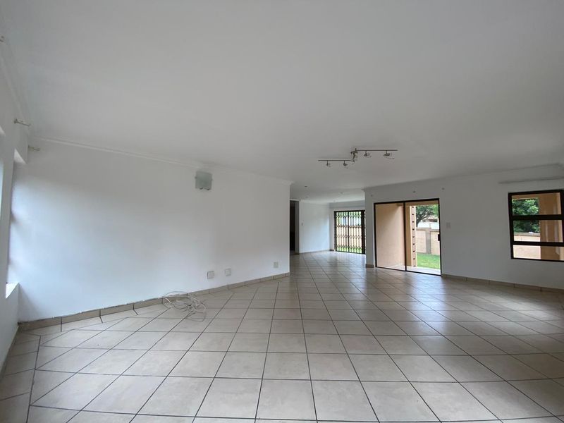 5 Bedroom  Townhouse for sale In Kosmosda - Photo 10