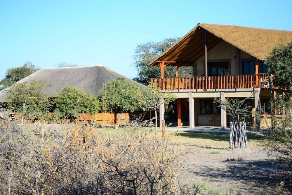 Main building (Lodge) with lapa