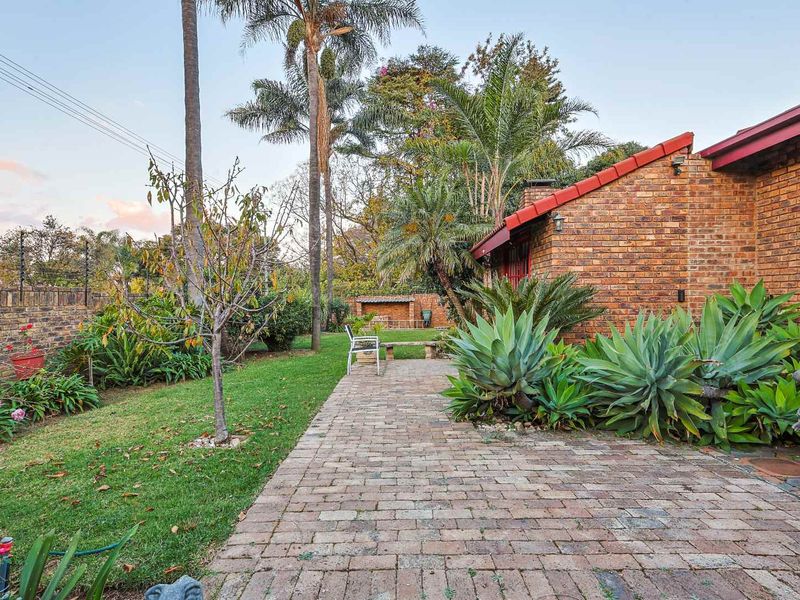 Versatile Family Haven with Flatlet & Business Rights - Photo 2