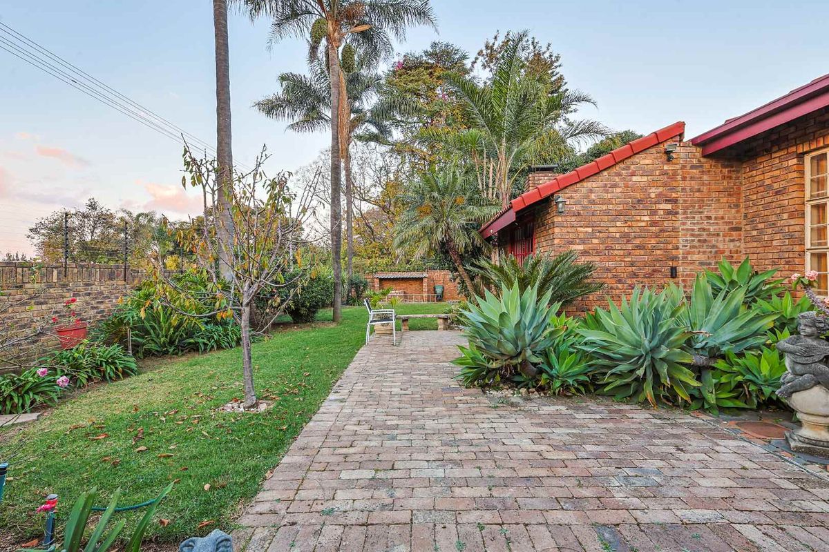 Versatile Family Haven with Flatlet & Business Rights - Photo 2