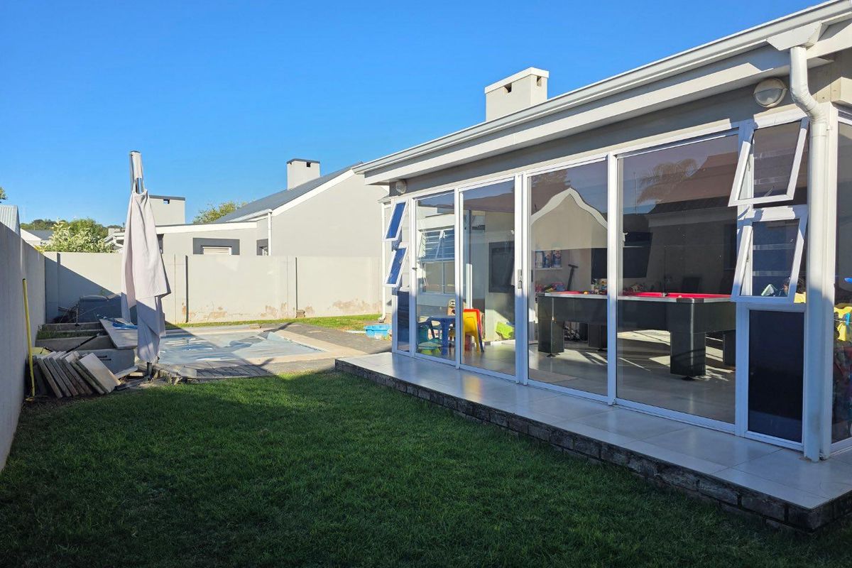 Family Haven in Sought After Leisure Bay Estate - Photo 3