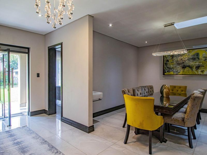 Entertain in Style: Luxurious 5-Bedroom Family Haven! - Photo 6