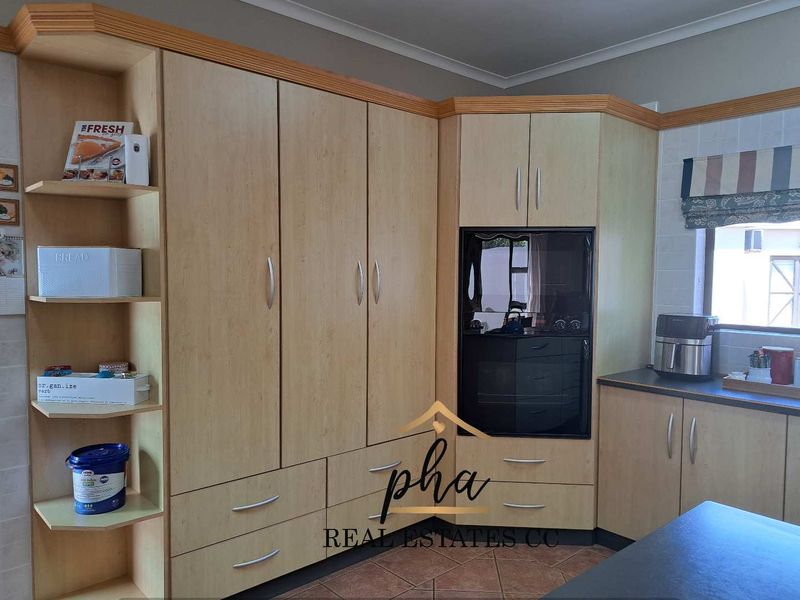 Spacious 4 bedr family home with huge entertainment area for sale in Walvis Bay for N$5 250 000.00 - Photo 8