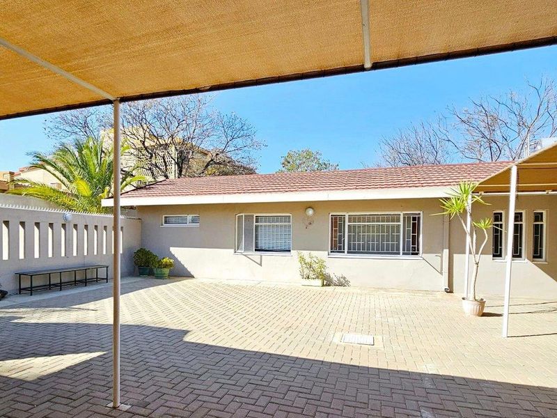 8 Bedroom House For Sale in Pionierspark - Photo 3