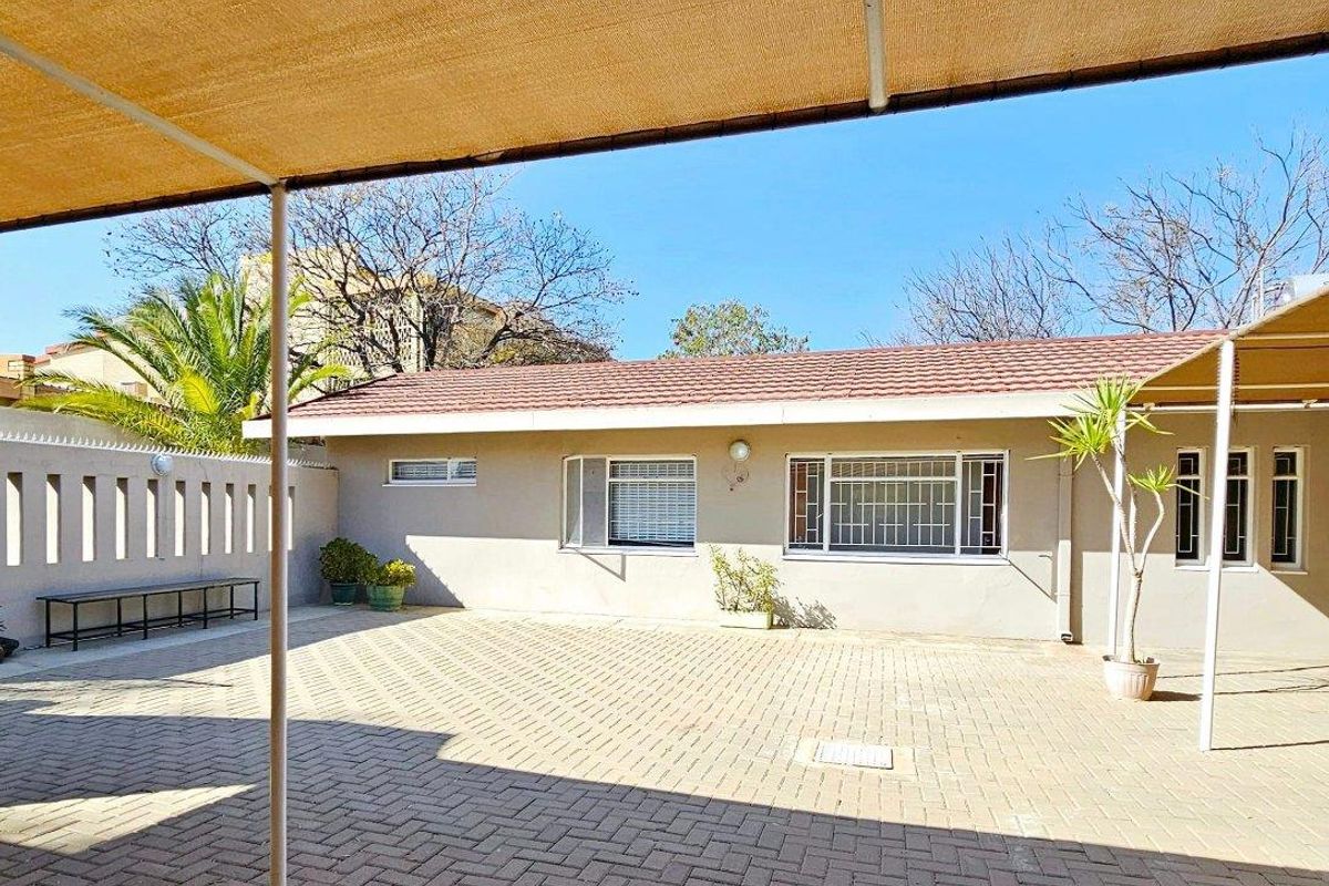 8 Bedroom House For Sale in Pionierspark - Photo 3