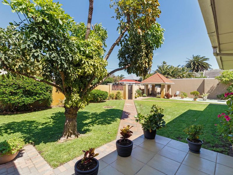 SPACIOUS, PRIVATE, CENTRAL - Photo 4