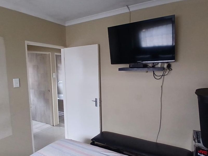 Clayville R 950 000 A lovely family Home - Photo 6