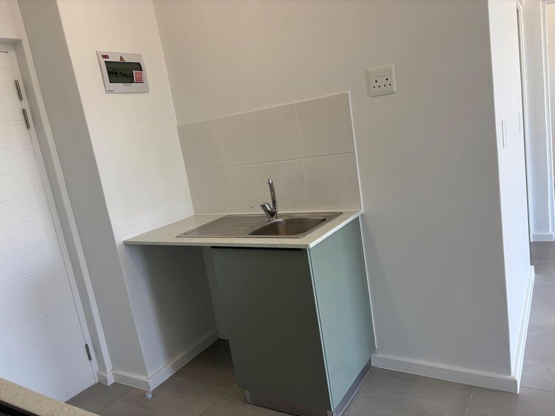Brand New 2-Bedroom Apartment for Sale – River Views, Rivergate - Photo 5