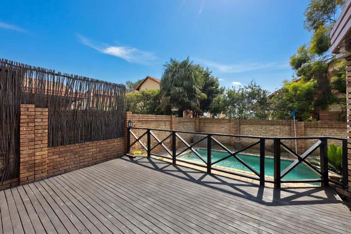 GORGEOUS PRIVATE AND SECURE HOME IN PEMBROOK FOR RENT - Photo 3