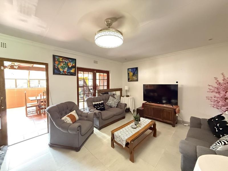 This isn’t just a family home... it’s THREE in one! - Photo 3