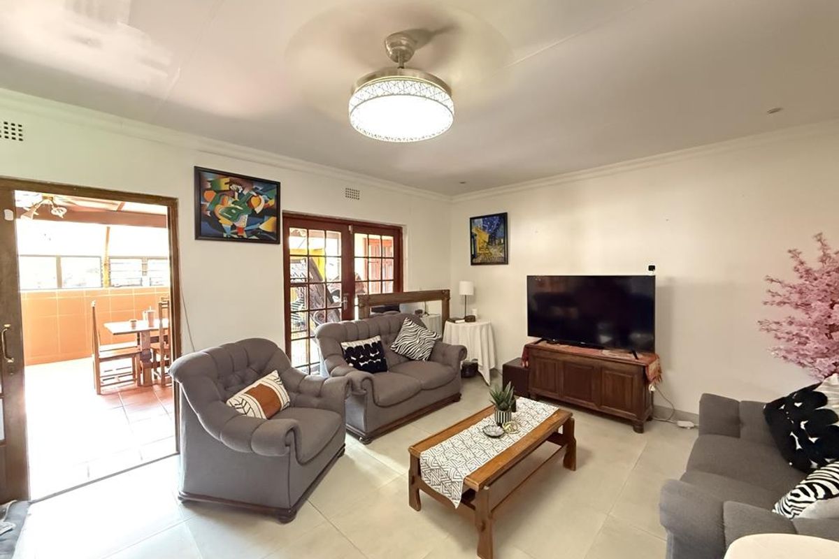 This isn’t just a family home... it’s THREE in one! - Photo 3