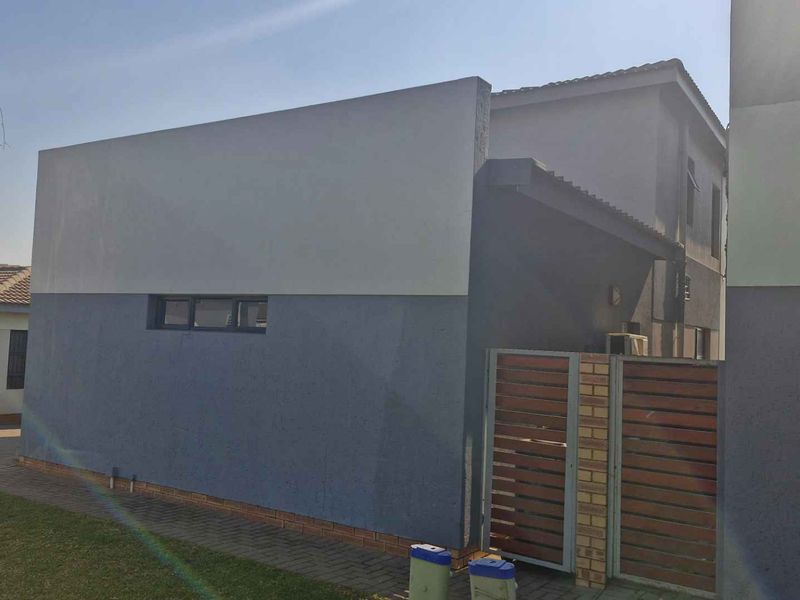 Modern 3-Bedroom Family Home with a Double Garage in Thatchfield Ridge - Photo 1
