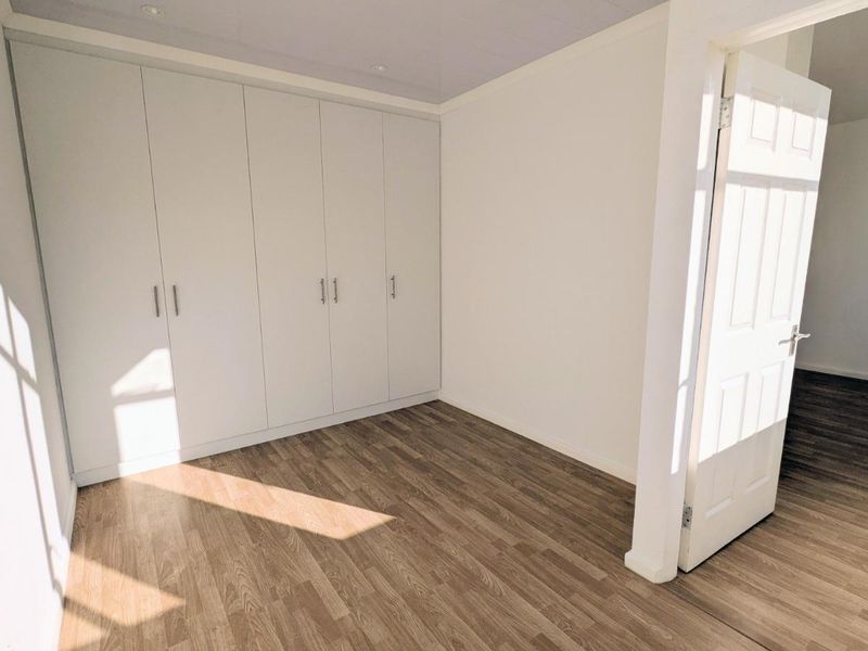 Sunny, secure apartment opposite The High Court - Photo 9