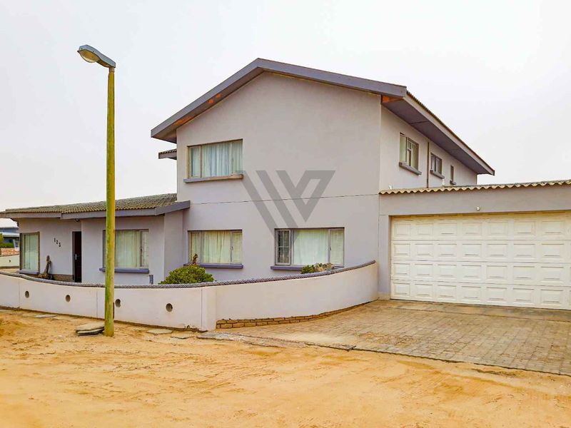 Spacious 6 Bedroom Home with 2 Bedroom Flatt. - Photo 7