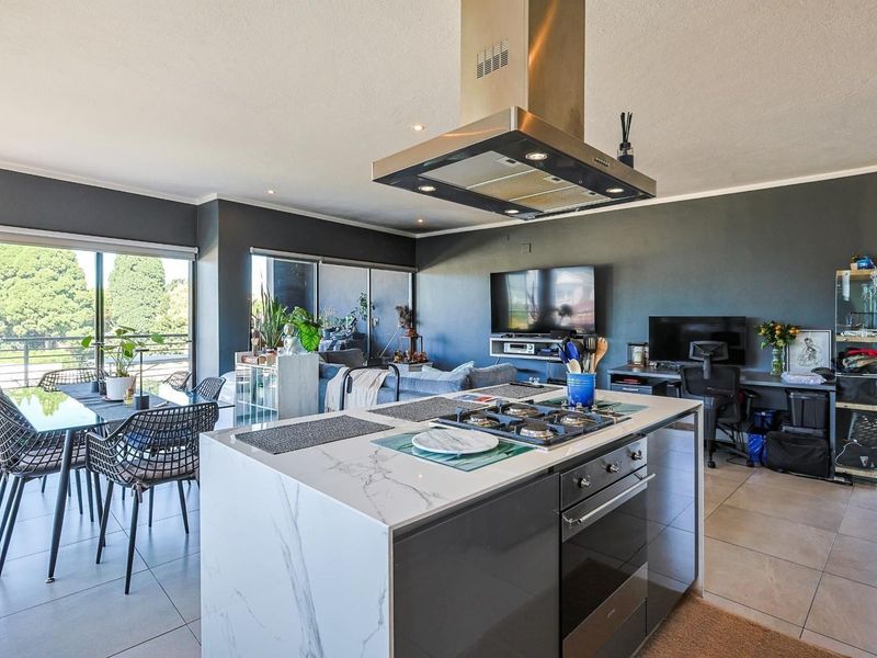 Elevated Living: An Eco-Chic Luxury Penthouse - Photo 7