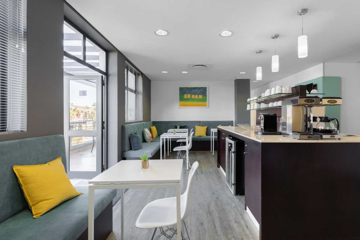 Serviced office space for 10 persons in Regus Century City - Photo 2