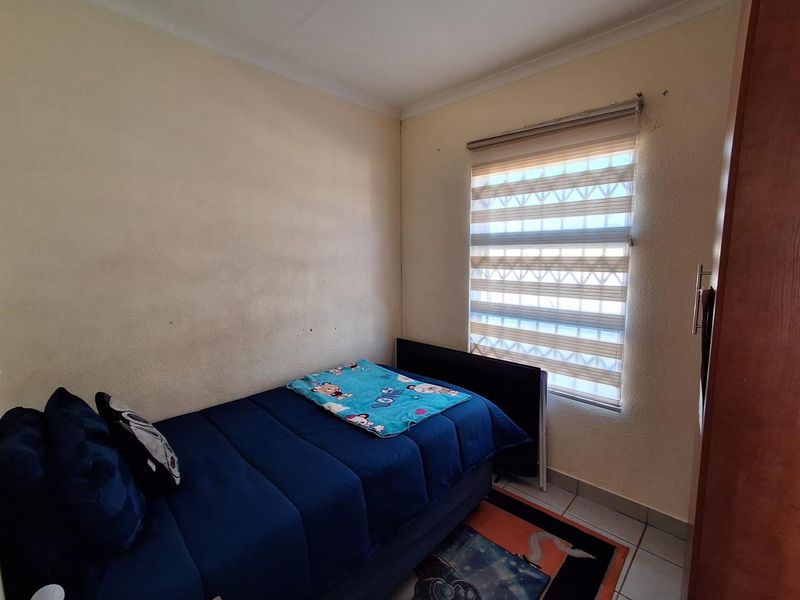 Modern 3-Bedroom Home with Double Garage, Open-Plan Living & Excellent Security - Photo 4
