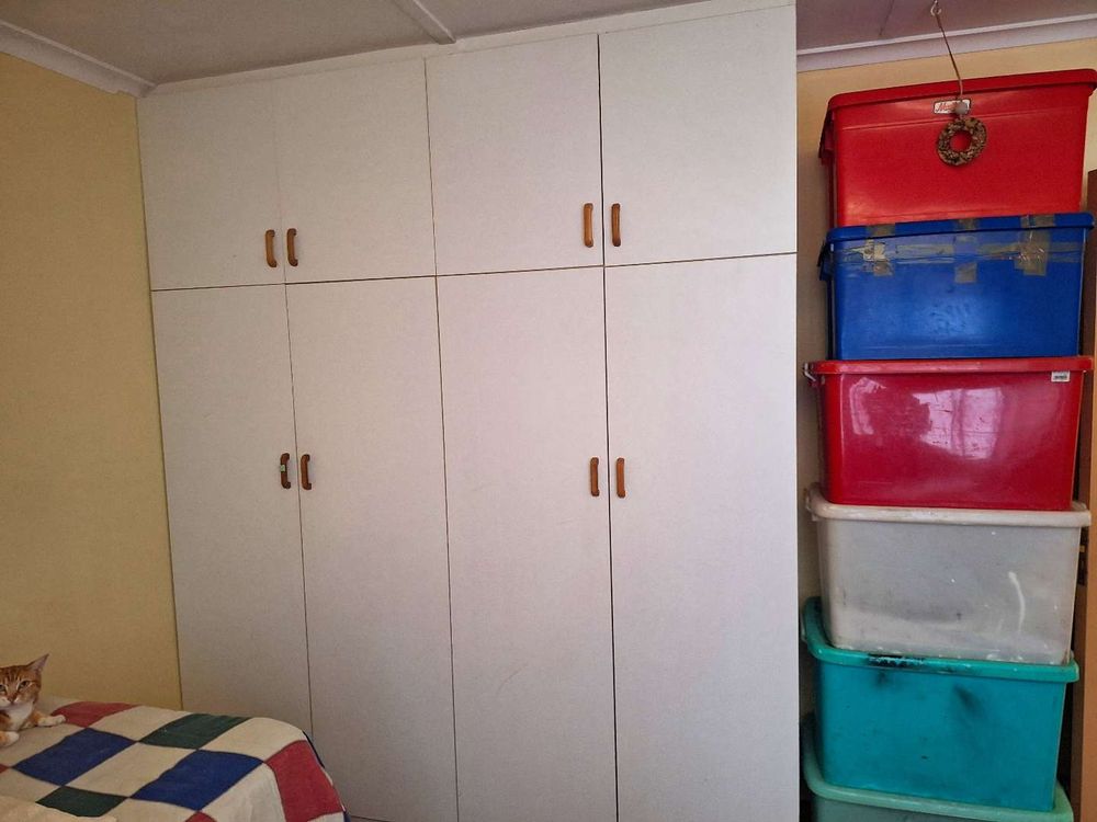 2nd bedroom cupboards