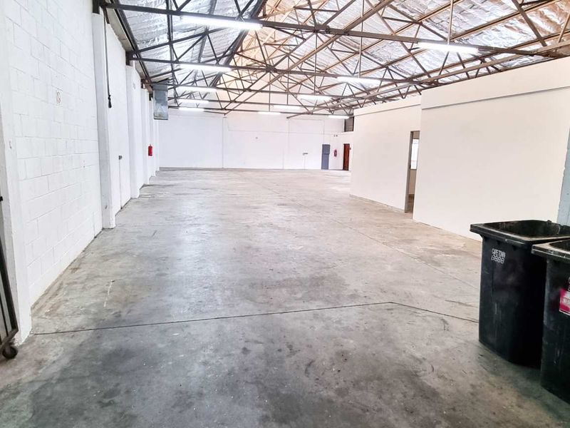 Spacious Industrial Warehouse in Diep River - Photo 5