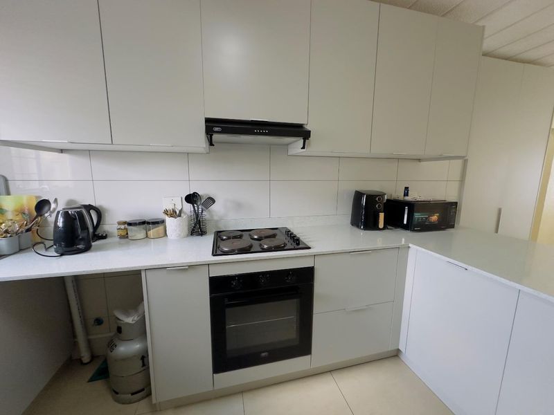 2 Bedroom Apartment for Sale in Glen Austin - Photo 8