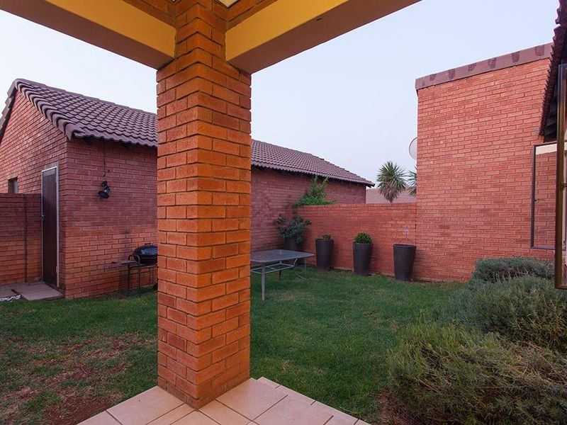 2 Bedroom simplex in Moreleta Park for sale - Photo 4