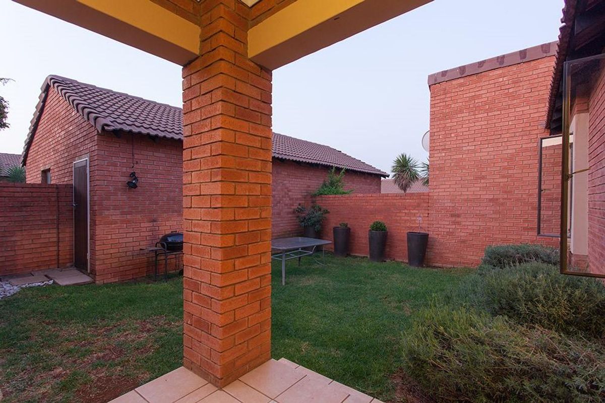 2 Bedroom simplex in Moreleta Park for sale - Photo 4