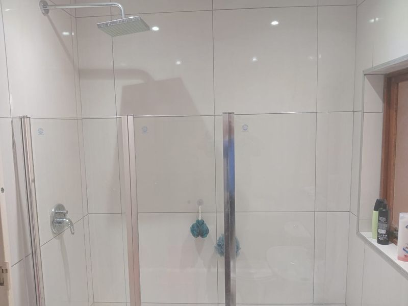 Family Home in Arboretum: Spacious Living, Lush Garden - Photo 7