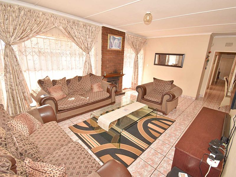 Spacious Family Home with Entertainment Features - Photo 4