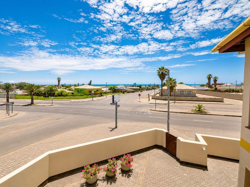🏡 Spacious 4-Bedroom Townhouse Within Walking Distance of the CBD! - Photo 2