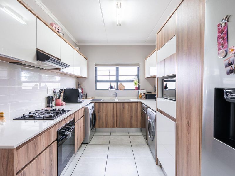 Three Bedroom Groundfloor Corner Apartment - Photo 7