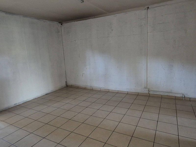 Warehouse with offices to let Southern Industrial - Photo 5