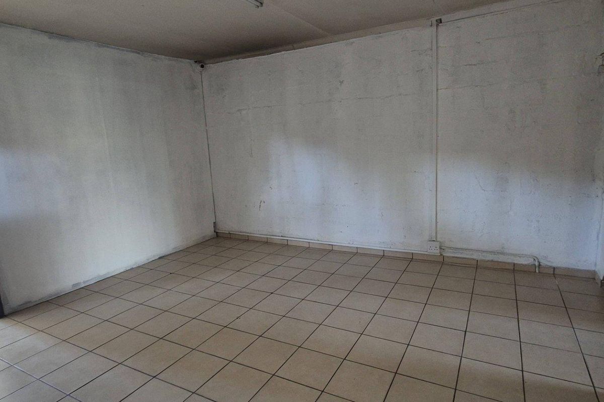 Warehouse with offices to let Southern Industrial - Photo 5