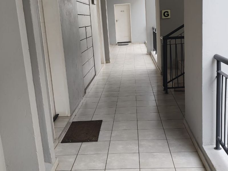 Charming and Well-Maintained Apartment in Midrand, Grand Central - Photo 3