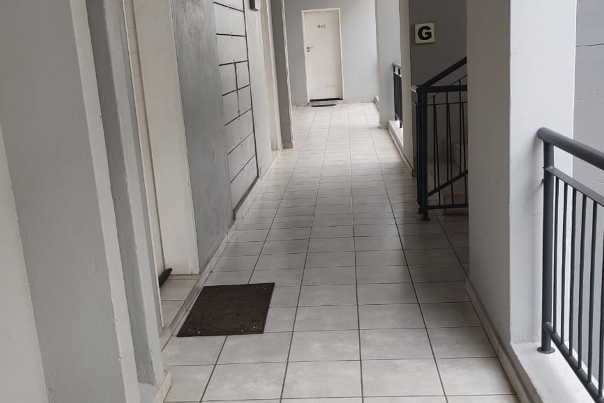 Charming and Well-Maintained Apartment in Midrand, Grand Central - Photo 3