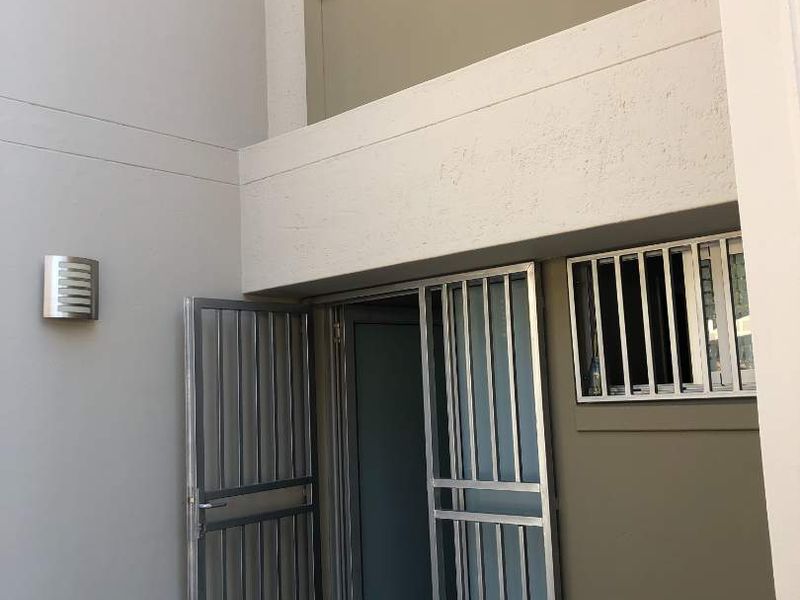 Quiet, well-built unit in dead-end street - Photo 5