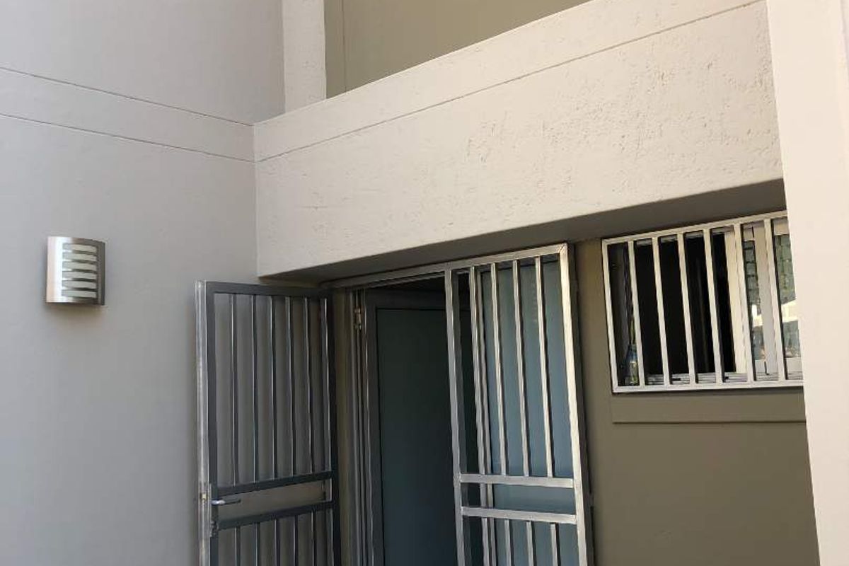 Quiet, well-built unit in dead-end street - Photo 5