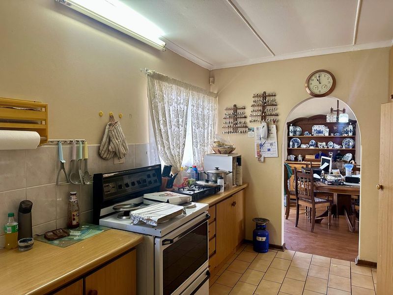 Spacious Family Home with Flatlet & Pool on Corner Stand - Photo 7