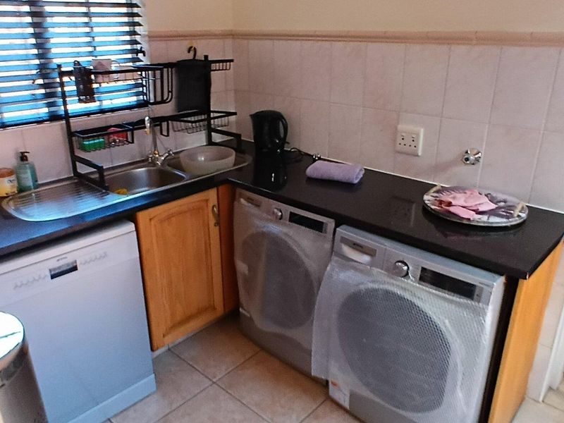 "Secure Estate Living: Modern Home for Investors or Downsizers! - Photo 7