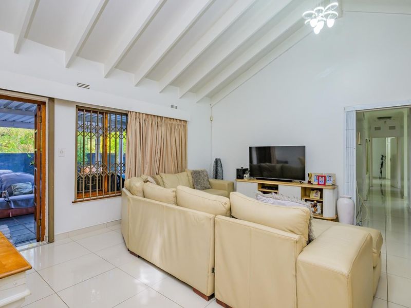 Immaculate 3-Bedroom Oasis! - Photo 8