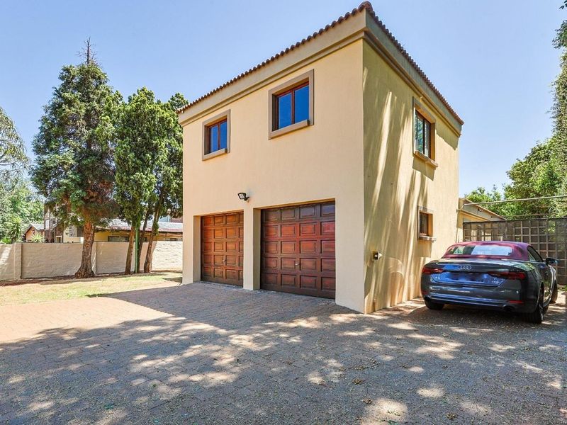 Modern 4 bedroom Oasis: Designer Living in a Premier Suburb - Photo 3