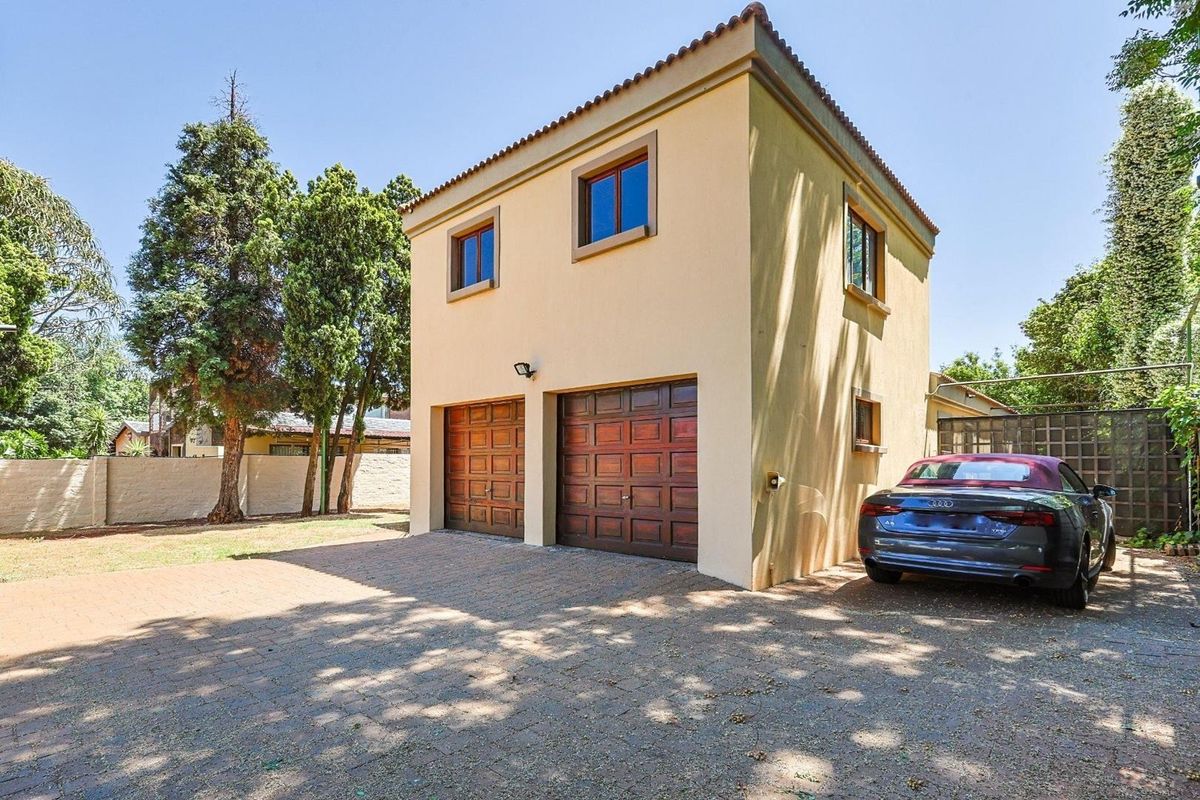 Modern 4 bedroom Oasis: Designer Living in a Premier Suburb - Photo 3