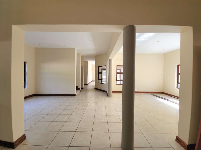 ✨ Welcome to a home that blends elegance, comfort, and entertainment in perfect harmony. - Photo 6